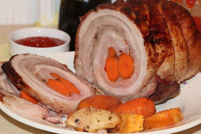 Подчеревина, запеченная с овощами и айвой