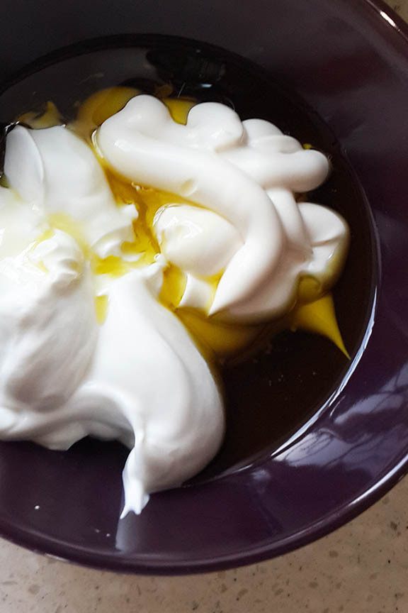 Салат с семгой, красной икрой и зеленым горошком