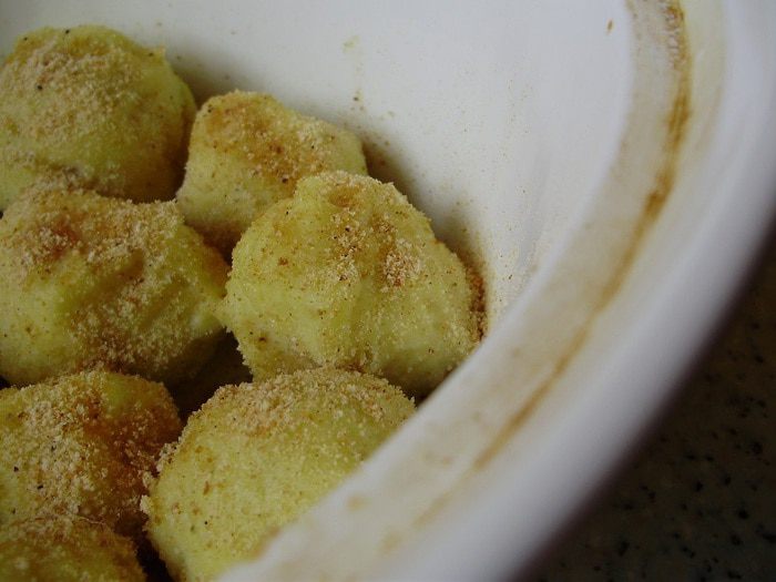 Картофельные галушки с маслом и сухарями