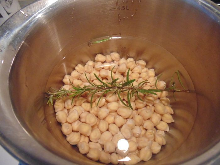 Салат с нутом и свеклой