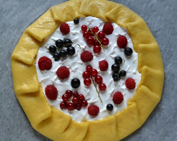 Галета с безе и ягодами