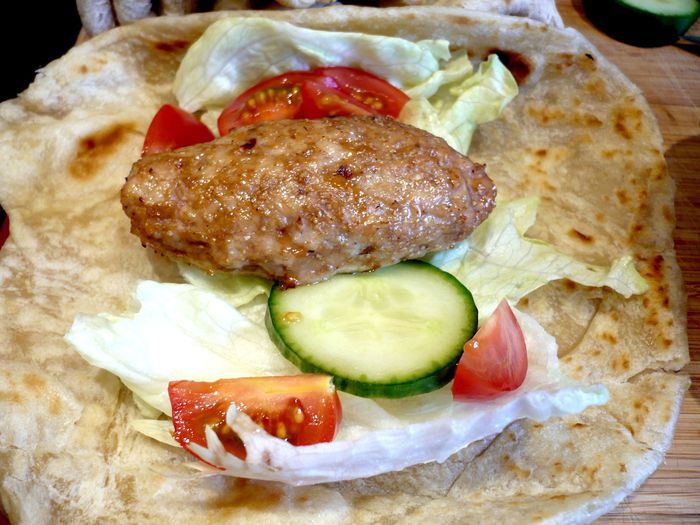 Индийская лепешка с куриной колбаской и овощами