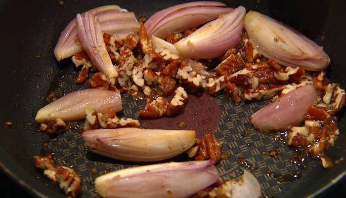 Лионский салат с карамелизированным луком и орехами