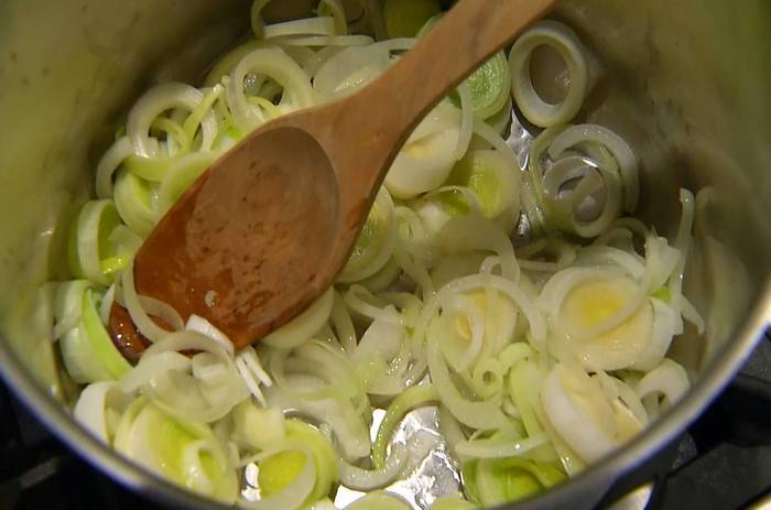 Черный рис с копченой форелью