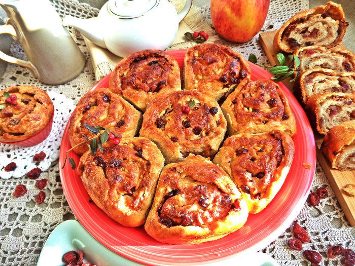 Пирог из булочек с арахисовой пастой и яблоками
