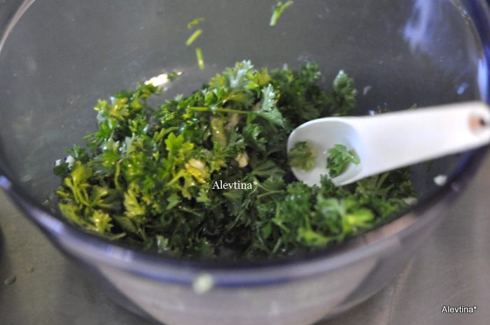 Салат с авокадо и гренками