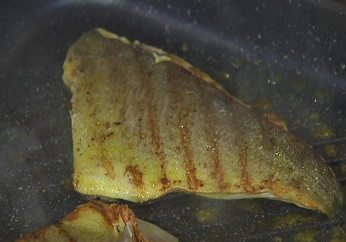 Тосты с рыбой карри и свекольным салатом 