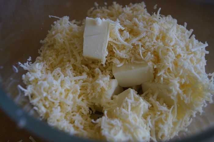 Мягкое печенье с сыром и кедровыми орешками
