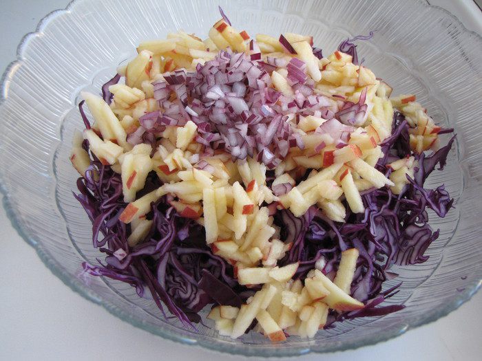 Капустный салат с яблоком, гранатом и орехами