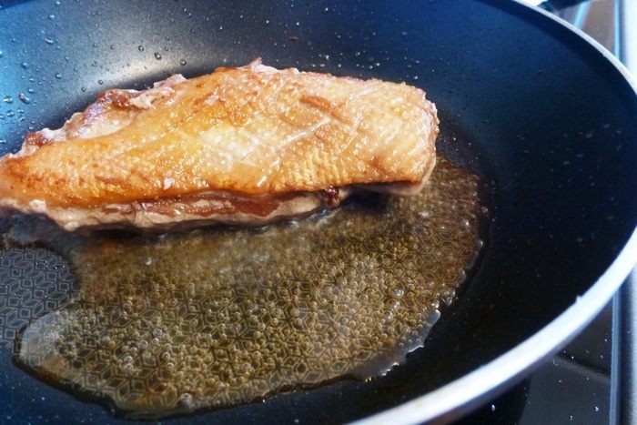 Утиная грудка Medium Rare с вялеными сливами и карамелизированным луком