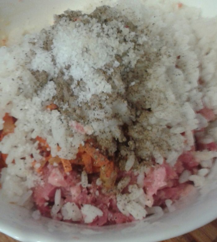 Перец, фаршированный мясом и рисом