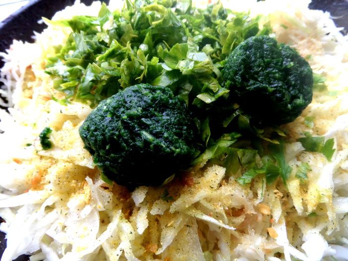 Мини-пирожки с капустой, сельдереем, шпинатом и сыром