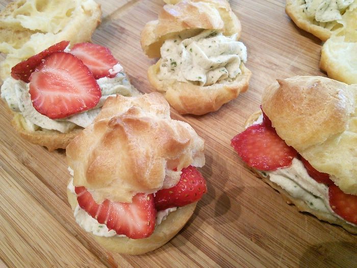 Эклеры с клубникой и базиликовым кремом 