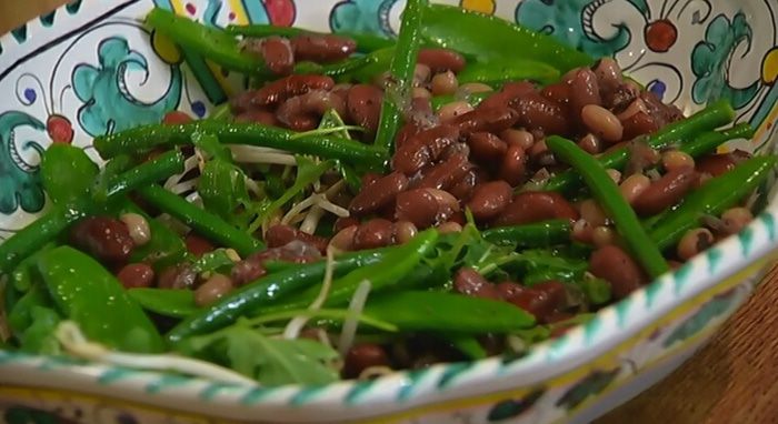 Салат из фасоли с руколой и маковой заправкой 