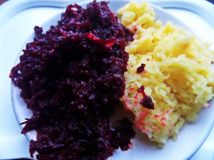 Свекольная &amp;quot;клубничка&amp;quot; с килькой