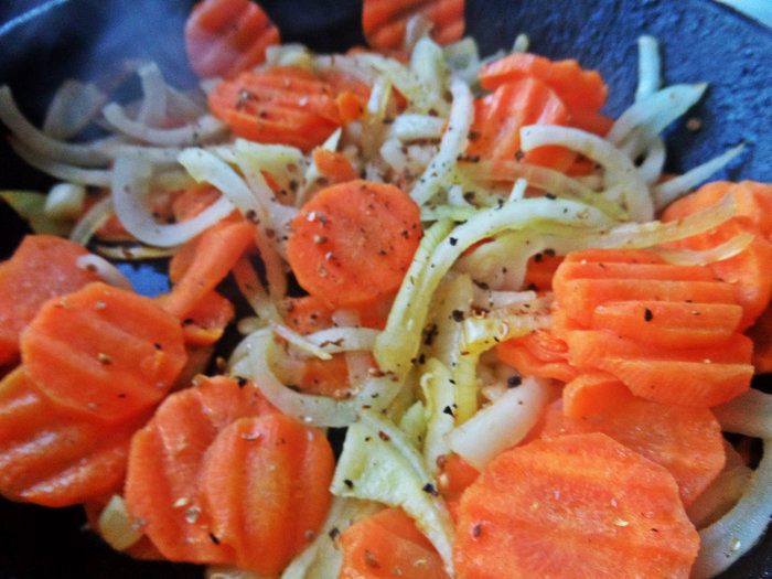 Тёплый овощной салат с рыбой и пастой