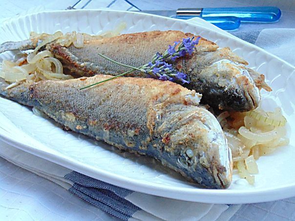 Сибас с лавандой на луковой подушке