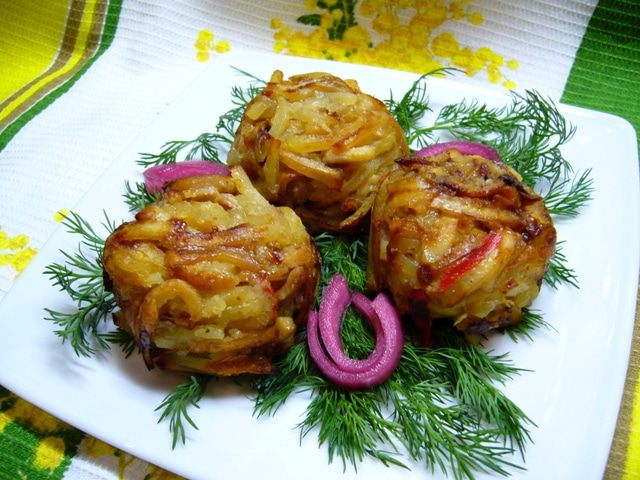 Картофельные мини-кугели с кальмарами и маринованным луком