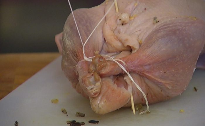 Запеченная утка, фаршированная диким рисом и яблоками