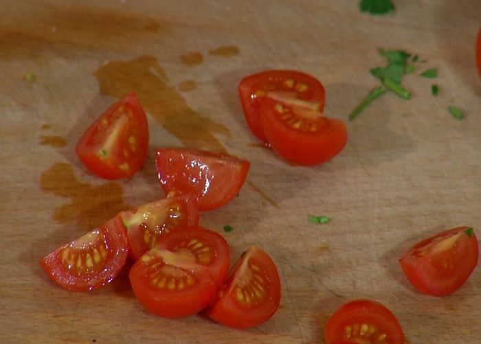 Мини-киши со шпинатом, копченой рыбой и помидорами 