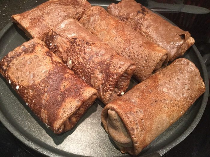 Шоколадные блины с медовой облепихой