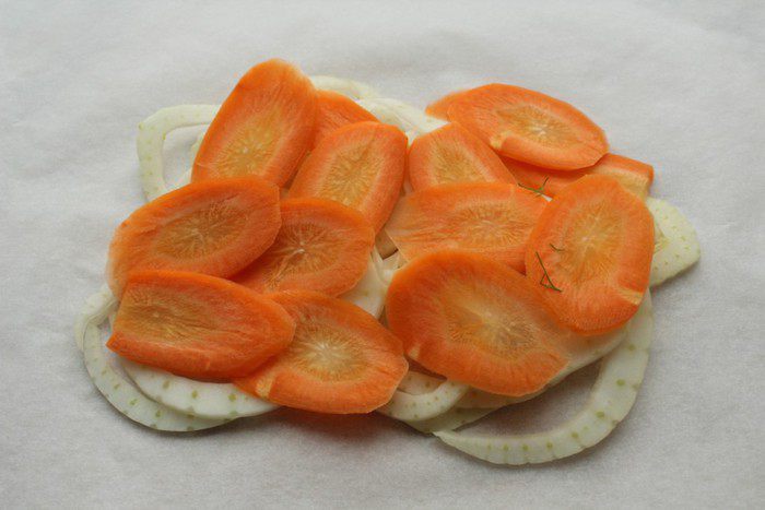 Семга  на подушке из фенхеля и моркови, запеченная в пергаменте