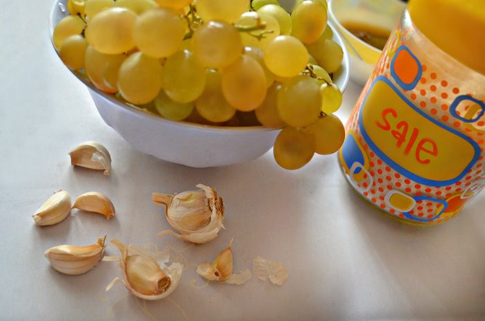 Курица, запечённая с виноградом и миндалём