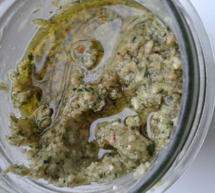 Спаржа с яйцом-пашот и соусом песто