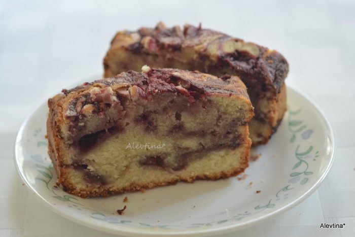 Кекс с ягодным соусом