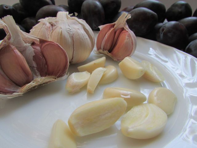 Сливы, маринованные с чесноком