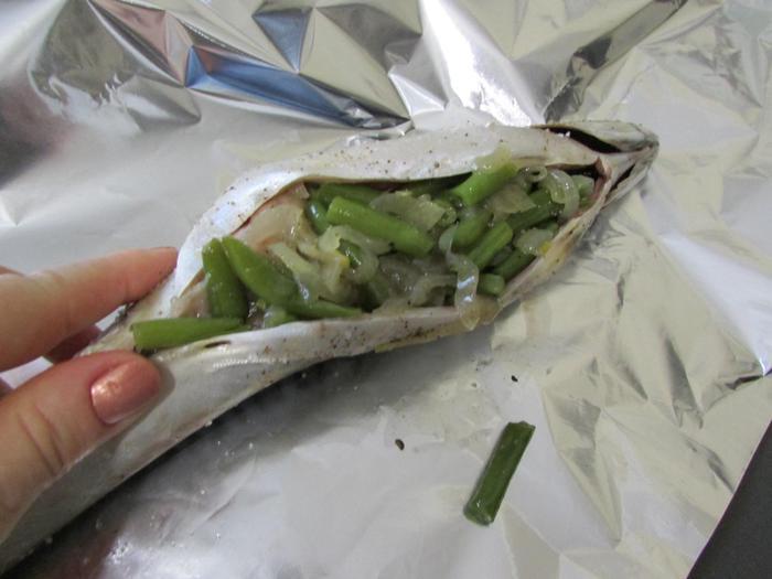 Скумбрия, фаршированная стручковой фасолью