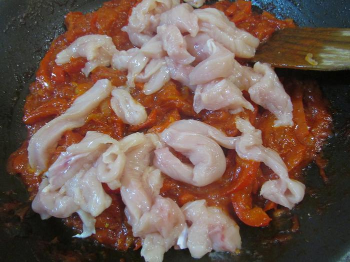 Открытый пирог с сыром и курицей