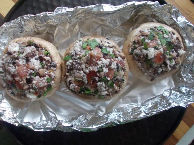Шампиньоны, фаршированные помидором и шпинатом