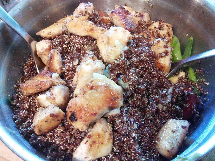 Салат с киноа, курицей и авокадо 