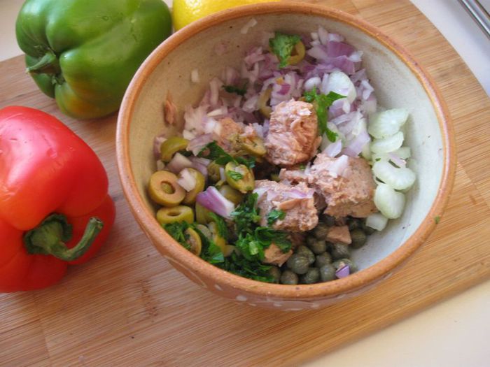 Запеченный перец, фаршированный тунцом     