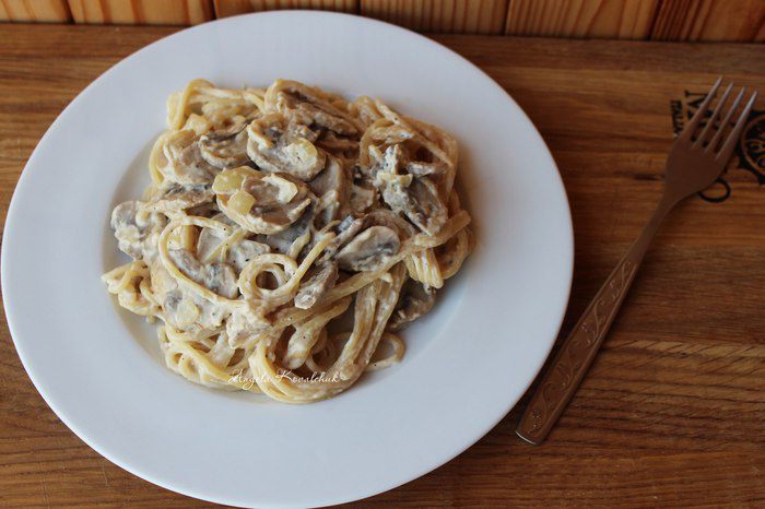 Паста с сливочно-грибным соусом и плавленным сыром