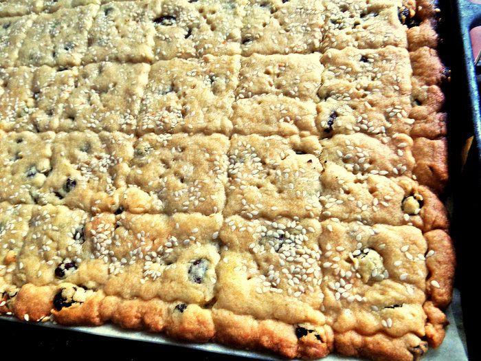 Печенье с кунжутом и изюмом
