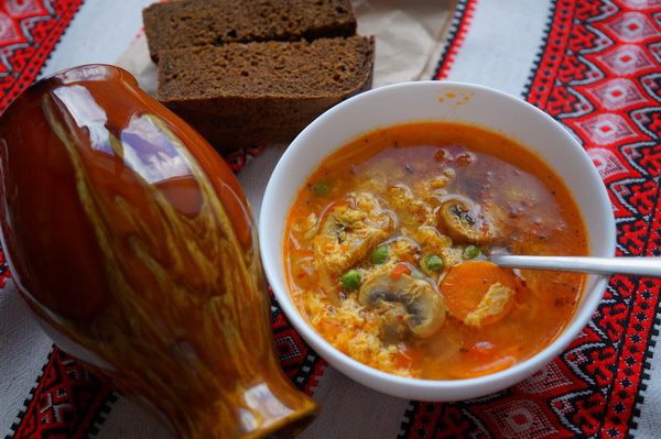 Острый суп с рисом и зеленым горошком 