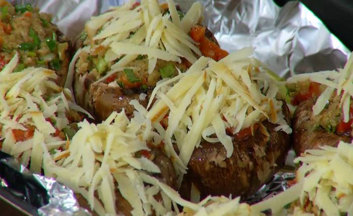 Грибы по-тоскански с красным перцем и оливками