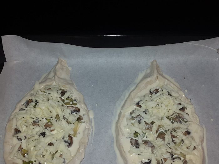 Лодочки из слоеного теста с грибами и сыром