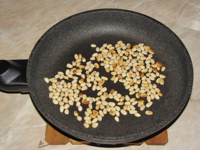 Фаршированный перец с кедровыми орешками в сливочно-сметанном соусе