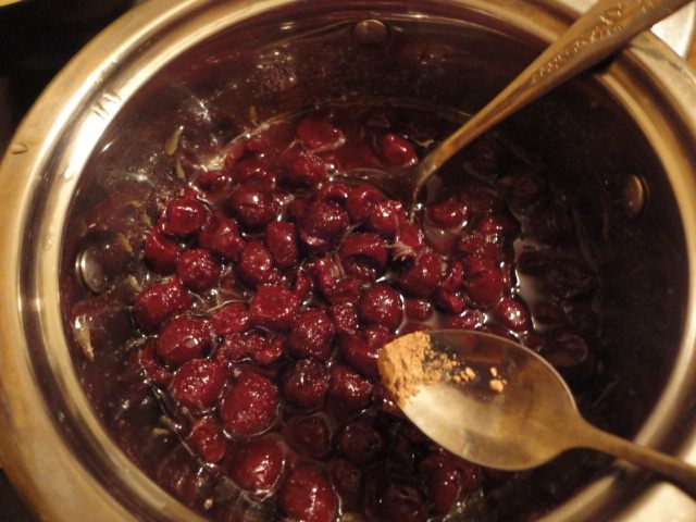 Булочки-ссобойки с вишней и апельсиновым сиропом