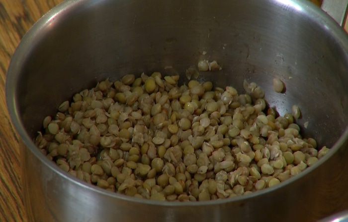Салат с чечевицей, полбой и овощами