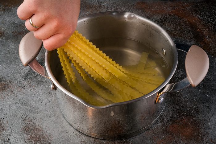 Паста с тунцом, оливками и чесноком