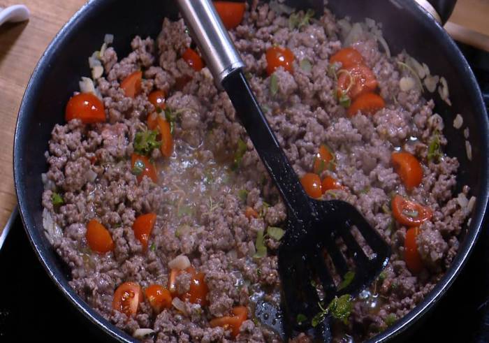 Мясная кесадилья с сыром и помидорами черри 