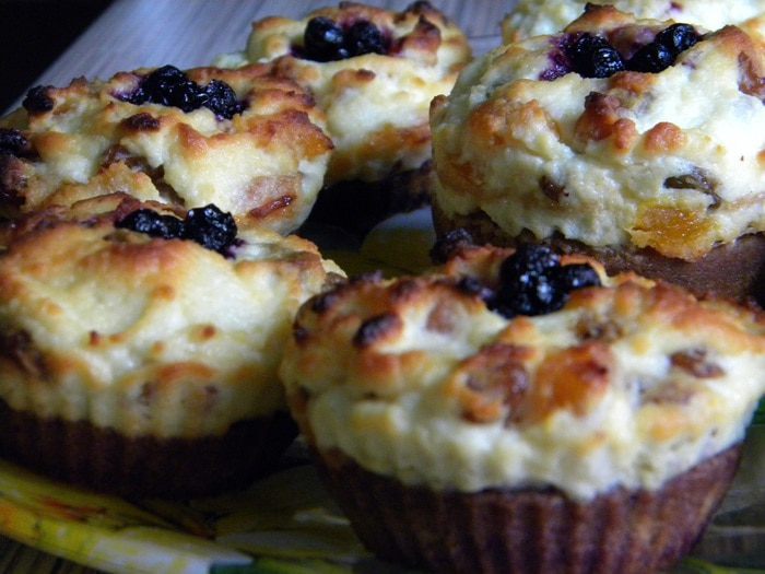 Творожно-бисквитные кексы с изюмом