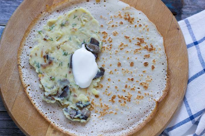 Блины с белыми грибами и картофелем