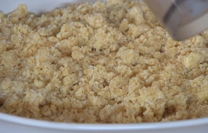 Банановый крамбл с кокосовой стружкой 