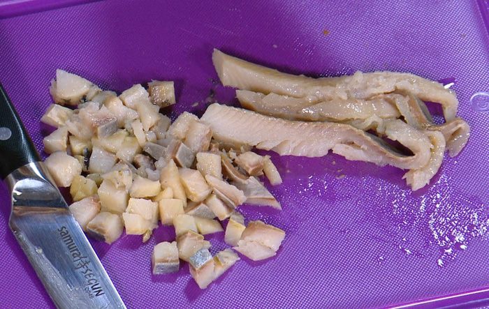 Бутерброды с сельдью, яблоком и яйцом пашот 