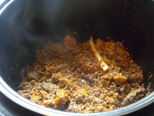 Тушеная чечевица с тыквой и мясом
